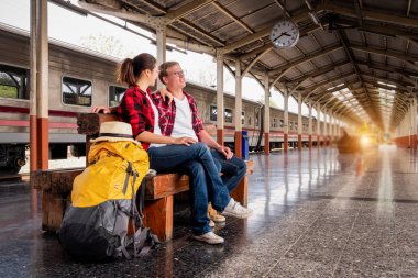 Seyahat konsepti için tren istasyonuna tatile giden genç bir gezgin.