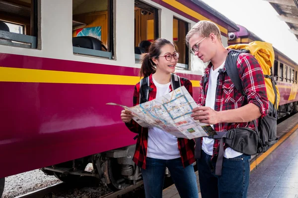 Joven Mochilero Viajero Vacaciones Estación Tren Concepto Viaje — Foto de Stock