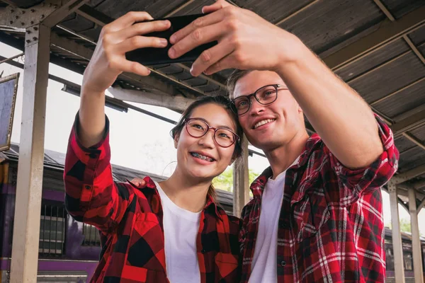 Happy Young Coupletravellers Together Vacation Taking Selfie Phone Train Station — Stock Photo, Image