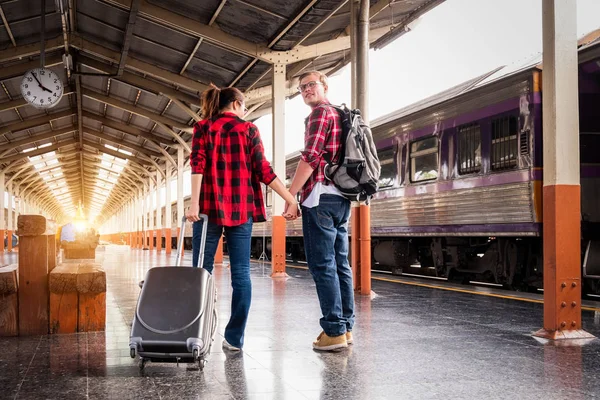 Seyahat konsepti için tren istasyonuna tatile giden genç bir gezgin.