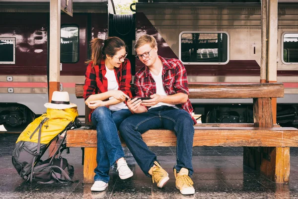 Gelukkige Jonge Paren Reizigers Samen Vakantie Gebruik Telefoon Het Station — Stockfoto