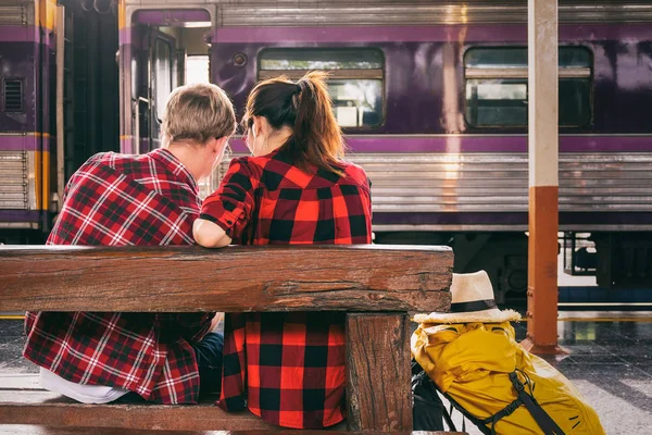 Feliz Joven Pareja Viajerosjuntos Vacaciones Sentarse Estación Tren Concepto Viaje — Foto de Stock