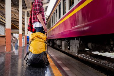 Seyahat konsepti için tren istasyonuna tatile giden genç bir gezgin.