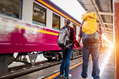 Birlikte tren istasyonunda tatilde olan mutlu genç çiftler, seyahat konsepti, çift konsepti 