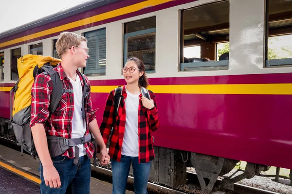 Gelukkige Jonge Stelletjes Reizigers Samen Vakantie Het Station Reisconcept Koppel — Stockfoto