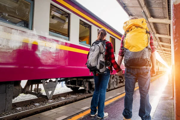 Birlikte tren istasyonunda tatilde olan mutlu genç çiftler, seyahat konsepti, çift konsepti 