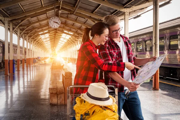 Gelukkige Jonge Stelletjes Reizigers Samen Vakantie Het Station Reisconcept Koppel — Stockfoto