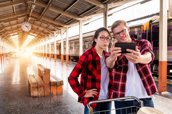 Mochileiro Viajante Jovem Férias Estação Ferroviária Conceito Viagem — Fotografia de Stock