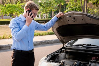 İş adamı kazadan sonra sigortacıyı arıyor, sigorta konsepti.