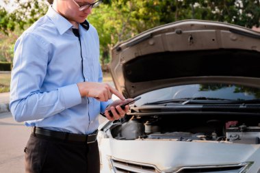 İş adamı kazadan sonra sigortacıyı arıyor, sigorta konsepti.