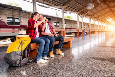 Seyahat konsepti için tren istasyonuna tatile giden genç bir gezgin.