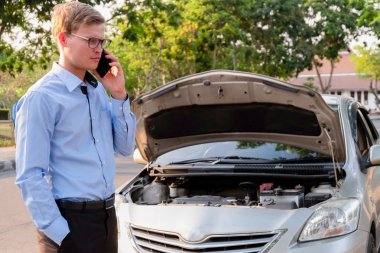 İş adamı kazadan sonra sigortacıyı arıyor, sigorta konsepti.
