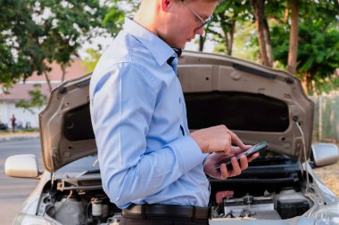 İş adamı kazadan sonra sigortacıyı arıyor, sigorta konsepti.