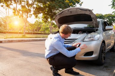 Sigortacı telefon kullanır. Kazadan sonra fotoğraf çektirir. Sigorta konsepti.