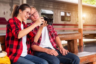 Seyahat konsepti için tren istasyonuna tatile giden genç bir gezgin.