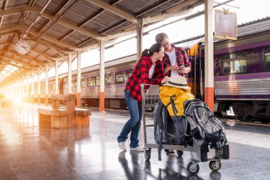 Seyahat konsepti için tren istasyonuna tatile giden genç bir gezgin.