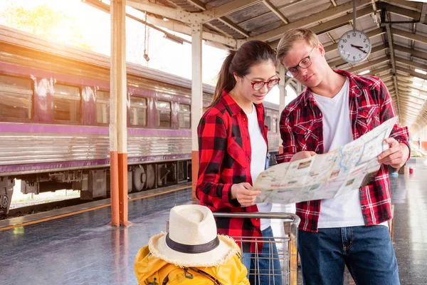 Seyahat Konsepti Için Tren Istasyonuna Tatile Giden Genç Bir Gezgin — Stok fotoğraf