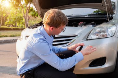 Sigortacı telefon kullanır. Kazadan sonra fotoğraf çektirir. Sigorta konsepti.