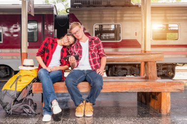 Seyahat konsepti için tren istasyonuna tatile giden genç bir gezgin.