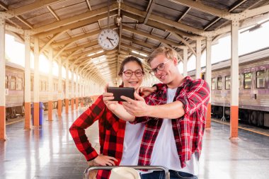 Seyahat konsepti için tren istasyonuna tatile giden genç bir gezgin.