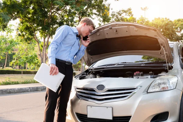 Verzekeringsagent Schrijven Document Klembord Onderzoek Auto Ongeval Verzekeringsconcept — Stockfoto