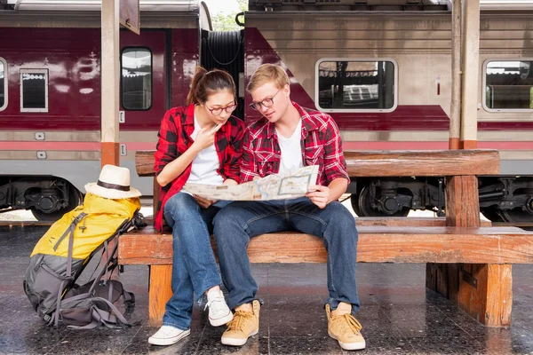 Seyahat Konsepti Için Tren Istasyonuna Tatile Giden Genç Bir Gezgin — Stok fotoğraf