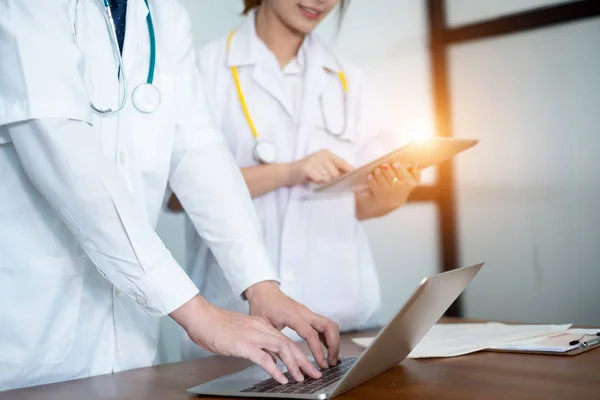 Orvos Fehér Egységes Írás Eredménye Vényköteles Számítógépes Laptop Orvosi Koncepció — Stock Fotó