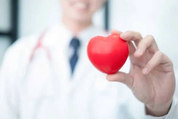 Lekarz Białym Mundurze Trzymający Czerwony Kształt Serca Koncepcja Medyczna — Zdjęcie stockowe