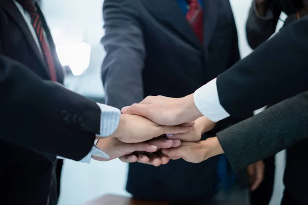 Geschäftsleute Legen Ihre Hände Zusammen Geschäftsleute Feiern Büro Erfolg Deal — Stockfoto