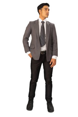 Takım elbiseli mutlu genç işadamı beyaz arka planda, soyutlanmış bir konsept arıyor.