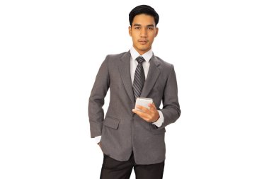 Takım elbiseli mutlu genç işadamı beyaz arka planda kameraya bakıyor, izole edilmiş konsept.