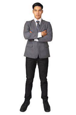 Takım elbiseli mutlu genç işadamı beyaz arka planda kameraya bakıyor, izole edilmiş konsept.