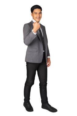 Beyaz arka planda takım elbiseli mutlu genç işadamı, izole edilmiş konsept