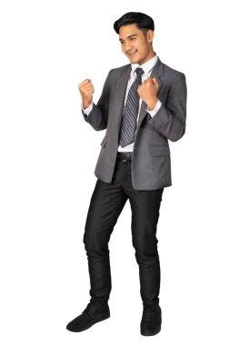 Beyaz arka planda takım elbiseli mutlu genç işadamı, izole edilmiş konsept