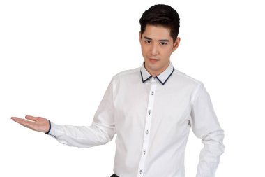 Takım elbiseli mutlu genç işadamı beyaz arka planda kameraya bakıyor, izole edilmiş konsept.