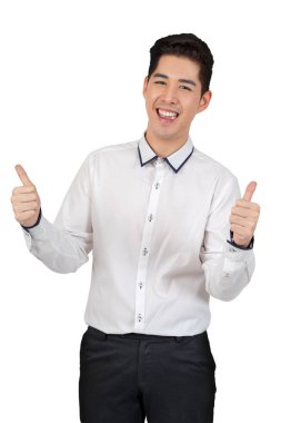 Takım elbiseli mutlu genç işadamı beyaz arka planda kameraya bakıyor, izole edilmiş konsept.