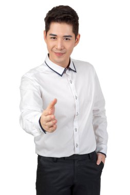 Takım elbiseli mutlu genç işadamı beyaz arka planda kameraya bakıyor, izole edilmiş konsept.