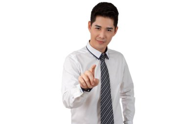 Takım elbiseli mutlu genç işadamı beyaz arka planda kameraya bakıyor, izole edilmiş konsept.