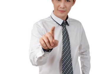 Takım elbiseli mutlu genç işadamı beyaz arka planda kameraya bakıyor, izole edilmiş konsept.