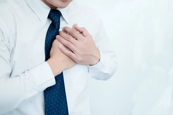 Biznesmen Odczuwa Ból Sercu Podczas Pracy Biurze Koncepcja Medyczna — Zdjęcie stockowe
