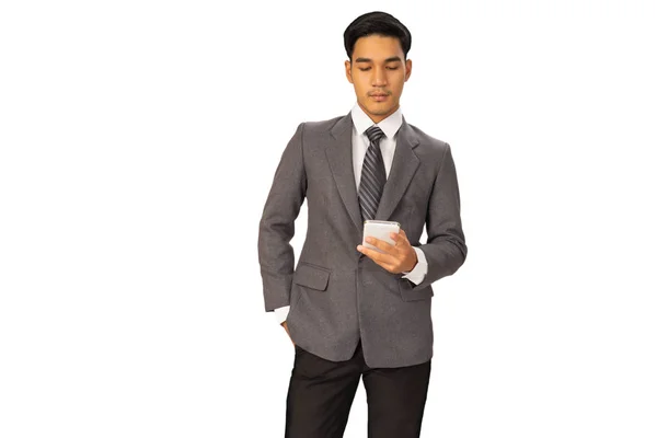 Šťastný Mladý Podnikatel Pracující Chytrým Telefonem Obleku Při Pohledu Kameru — Stock fotografie