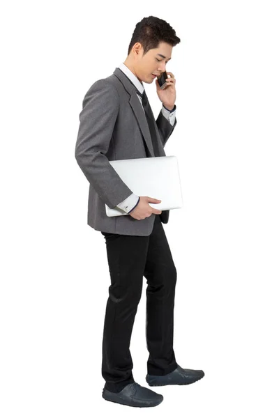 Щасливий Молодий Бізнесмен Стоїть Тримає Ноутбук Смартфон Костюмі Білому Тлі — стокове фото
