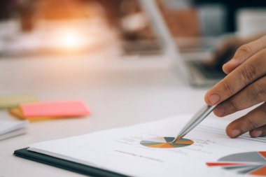 Yatırım grafiği toplantısını analiz eden iş adamları beyin fırtınası yapıyor