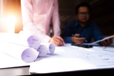 mühendisler plan üzerinde bina işaret ve dizüstü bilgisayar kullanarak 