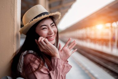 Tatil r sırt çantası ile kamera görünümlü Gülümseyen kadın gezgin