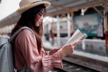 Sırt çantalı gülen kadın gezgin dünya haritası planlama 