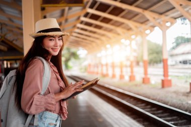 Tatil r tablet tutan sırt çantası ile Gülümseyen kadın gezgin