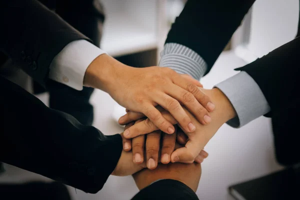 Geschäftsleute Arbeitsgruppe, die die Hände zusammenlegt, stimmt zu — Stockfoto