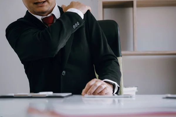 Empresário sente dor nas costas enquanto trabalha no escritório , — Fotografia de Stock