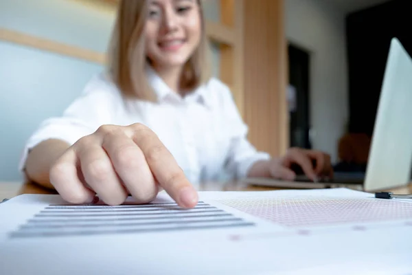 Geschäftsfrauen analysieren Investitionsgrafik und diskutieren Plan in — Stockfoto